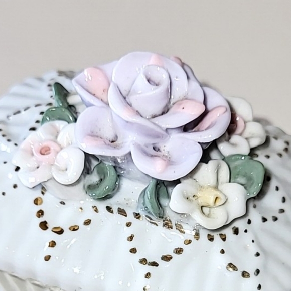 FLORAL CERAMIC TRINKET BOX or JEWELRY BOX - VINTAGE - Picture 3 of 12